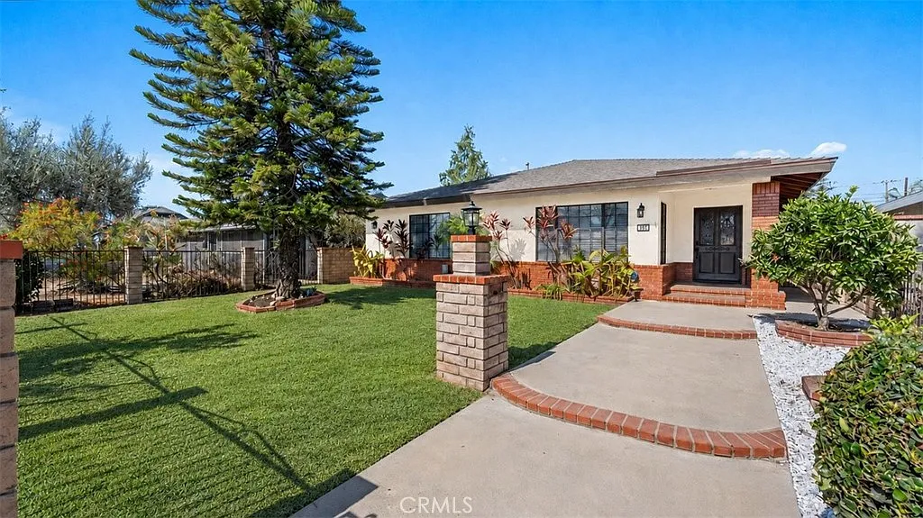 4 bed, 2336 sqft, $4,600 — Photo 2