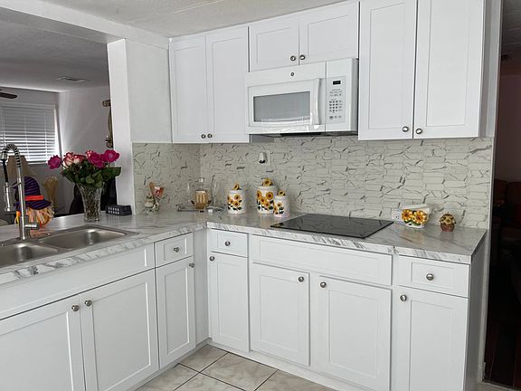 2nd image of 9652 Oaks St
