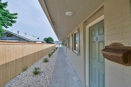 2536 E 6th St #1 — Photo 3