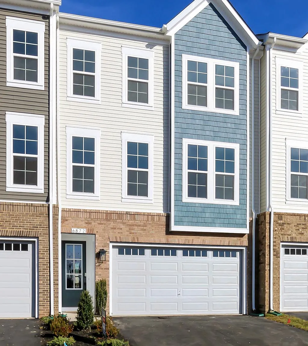 3 bed, 3.5 bath, 2726 sqft, $3,900 — Photo 3