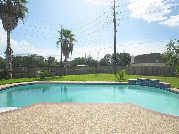 Great backyard space in this culdesac lot. Check out the pool!!