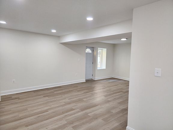 Living Area and Entrance (Copyright Politeuma Management Group)