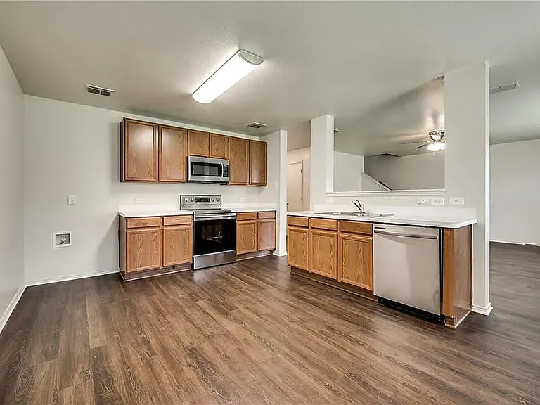 1109 Boxwood Dr — Photo 2