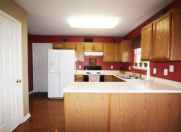 4th image of 584 N County Road 1050 E