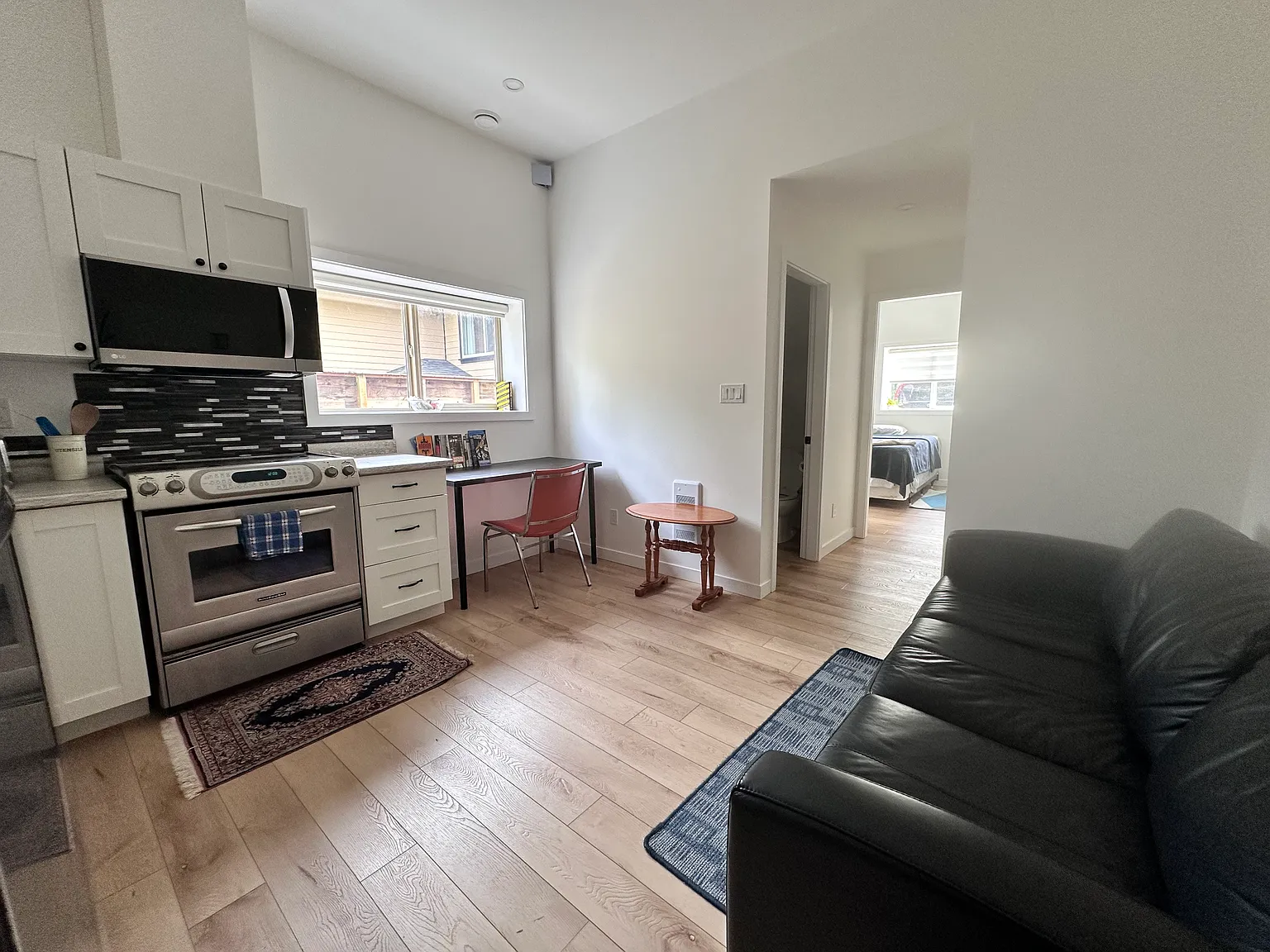 1 bedroom newly built suite, steps from UVIC, free parking — Photo 2