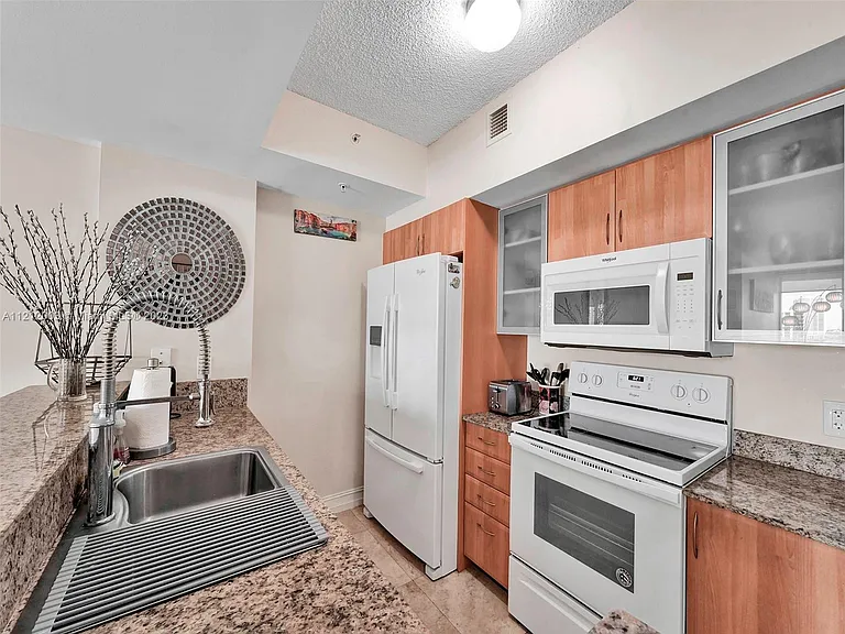 17555 Atlantic Blvd #806 — Photo 7
