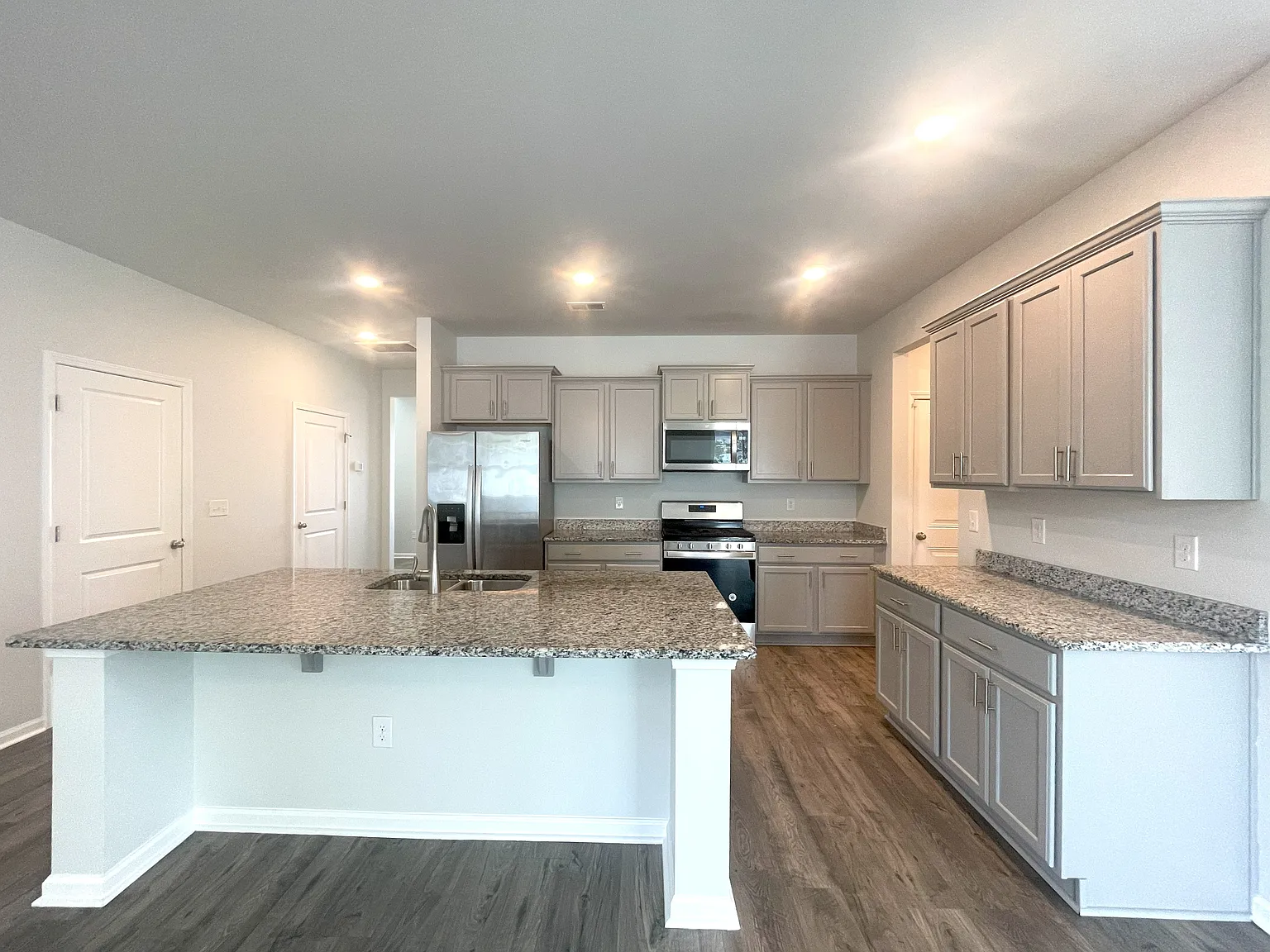 4 bed, 2.5 bath, 2271 sqft, $2,425 — Photo 4