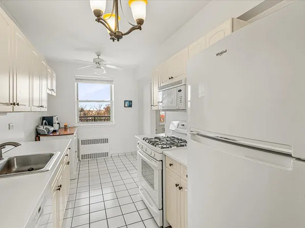 162-01 Powells Cove Boulevard image 14 of 27