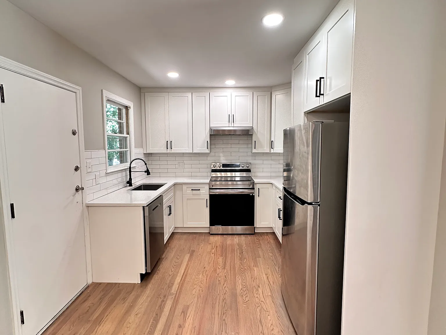 3 bed, 1085 sqft, $1,920 — Photo 4