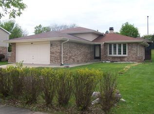 7100 Cambridge Rd, Woodridge, IL 60517