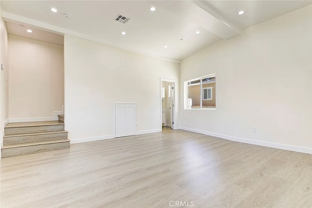 2 bed, 1050 sqft, $2,900 — Photo 2
