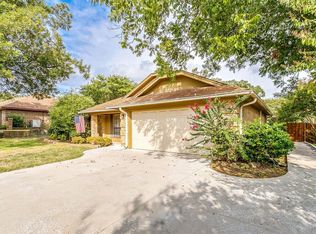 105 Shady Oaks Dr, Burleson, TX 76028