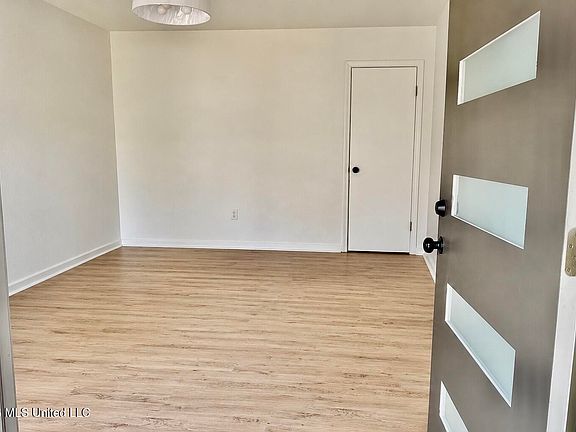 3rd image of 1645 Hickory Dr