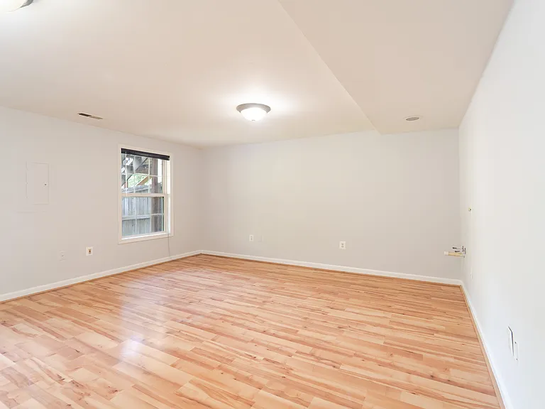 413 Lakeview Ct — Photo 27