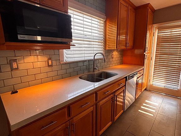 3rd image of 627 Lochleven St