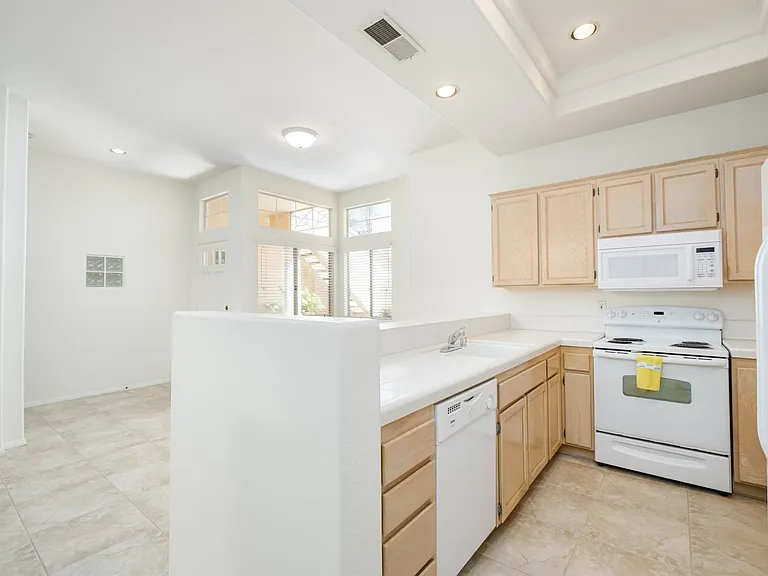 Bel Mondo Condos — Photo 10