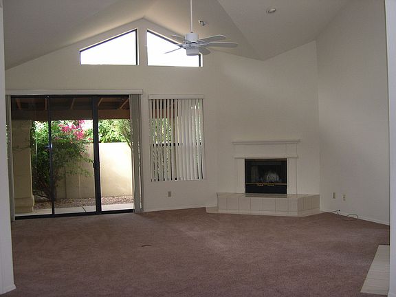 Great room w/fireplace