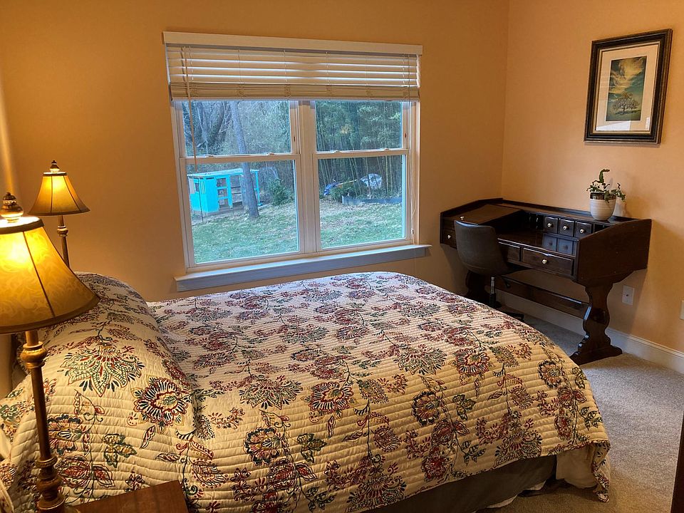 Queen Bed in single bedroom, walk through bedroom to access bathroom