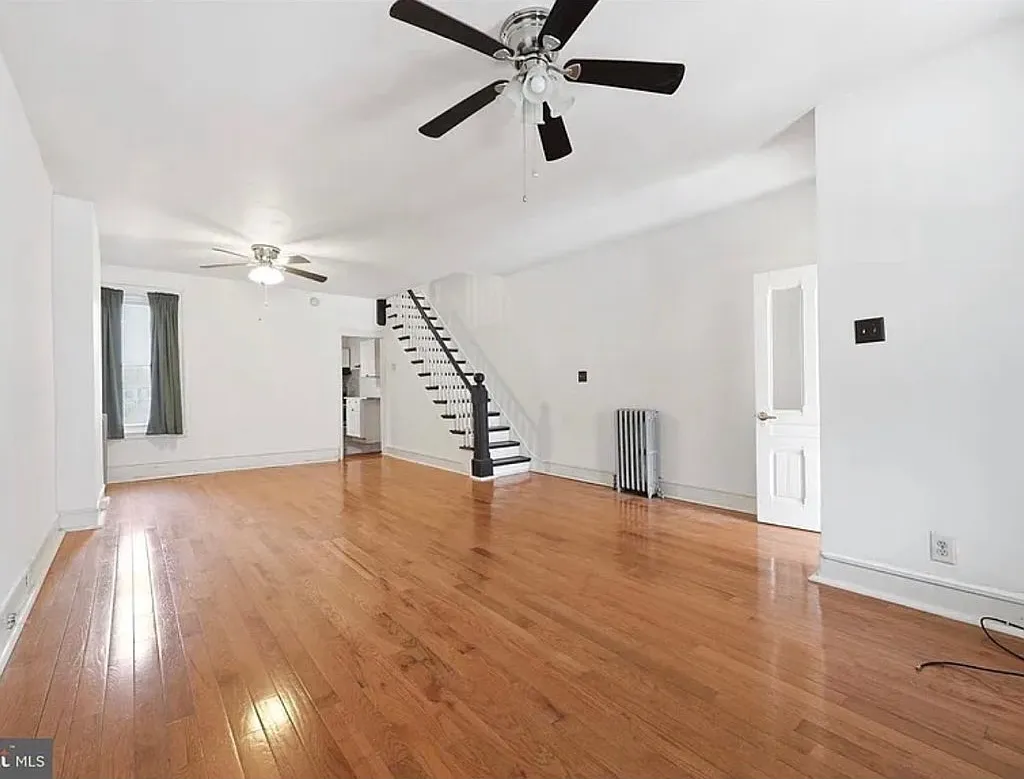 3 bed, 1300 sqft, $2,400 — Photo 2