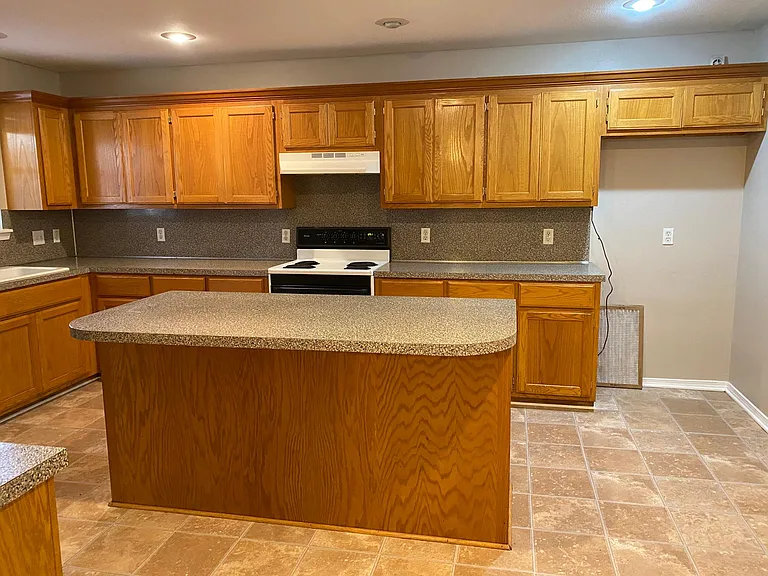 704 N Anthony St — Photo 3