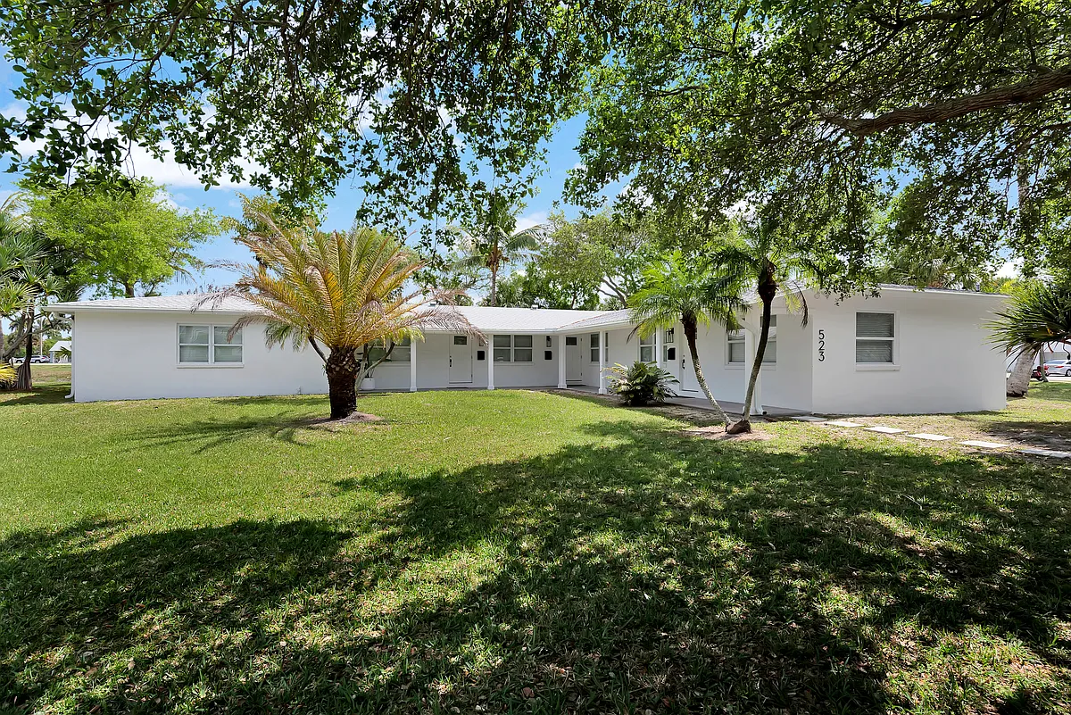 Building Photo - The Oaks at Royal Palm