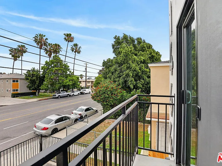 11444 Oxnard St #1/2 — Photo 47