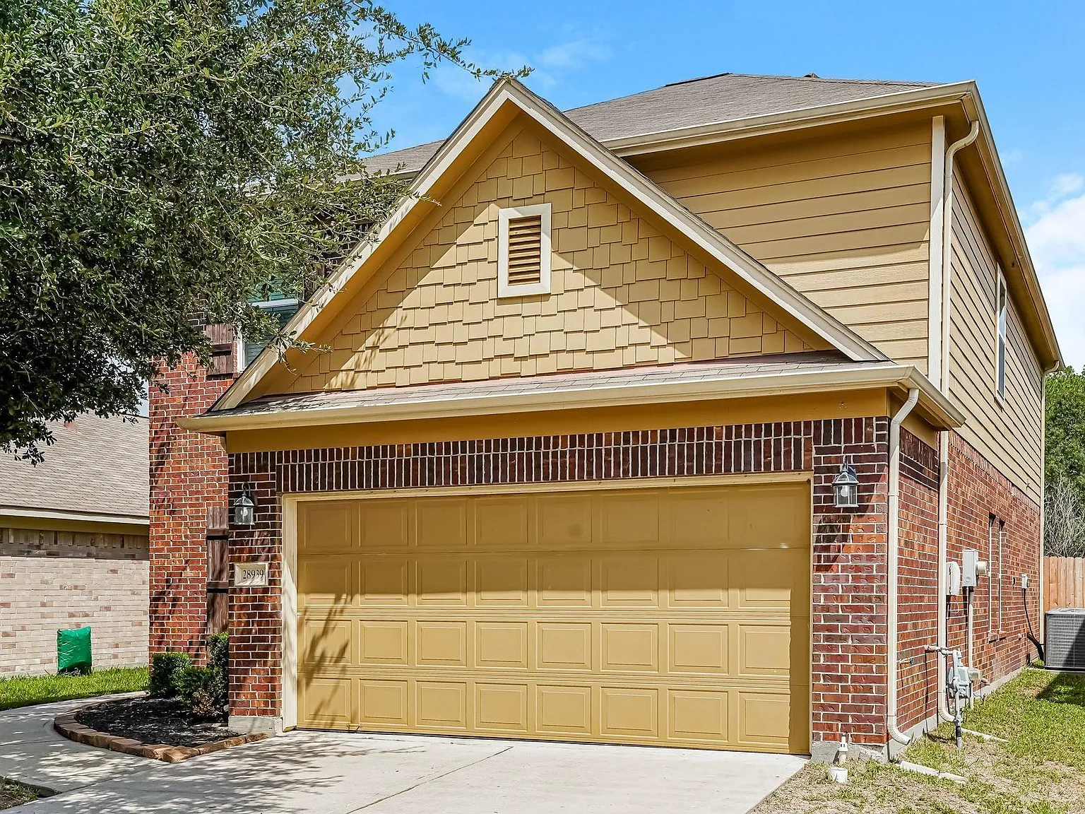 6 bed, 2.5 bath, 2630 sqft, $3,000 — Photo 2