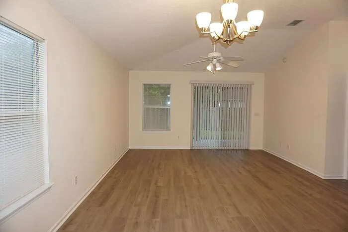 908 Buttercup Dr — Photo 2