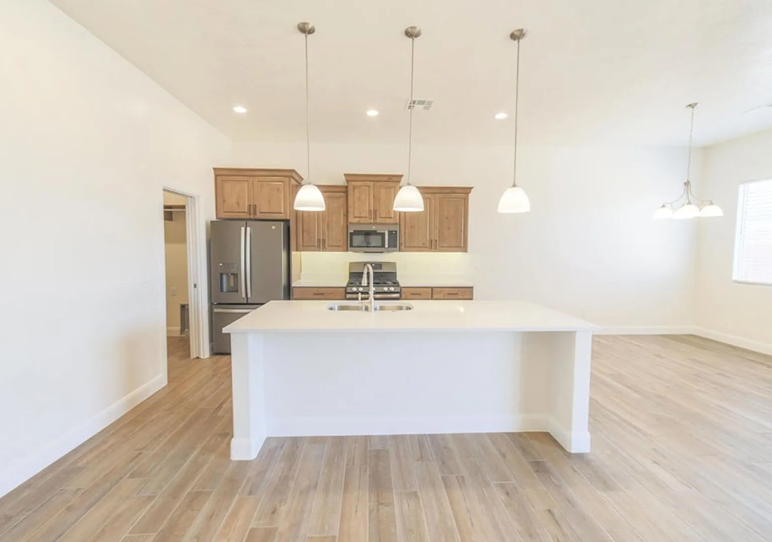 3 Bedroom 2 Bathroom Townhome in Sky Valley — Photo 3