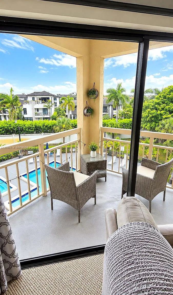Las Vistas At Doral Condo — Photo 1