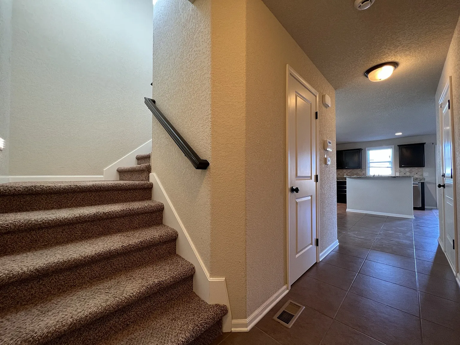 Very Nice Large 4 Bedroom House — Photo 2