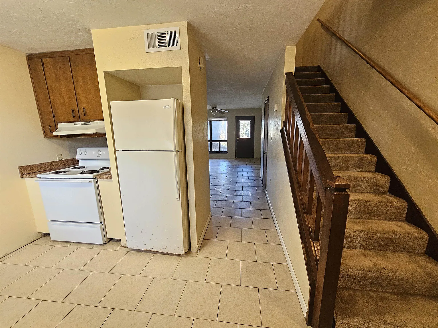 2 bed, 1.5 bath, 1000 sqft, $1,095 — Photo 3