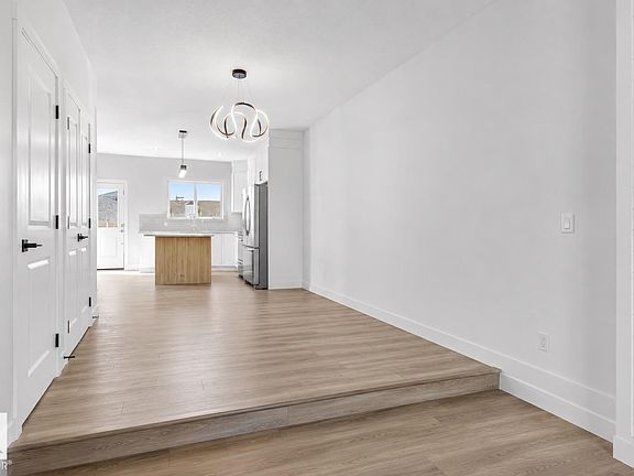 4th image of 174 Castilian Blvd