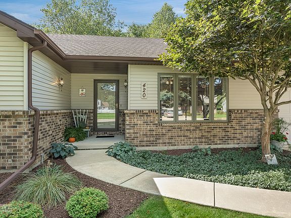 Wonderful curb appeal, meticulously maintained landscape!