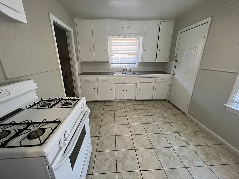 222 Ruslee St — Photo 4