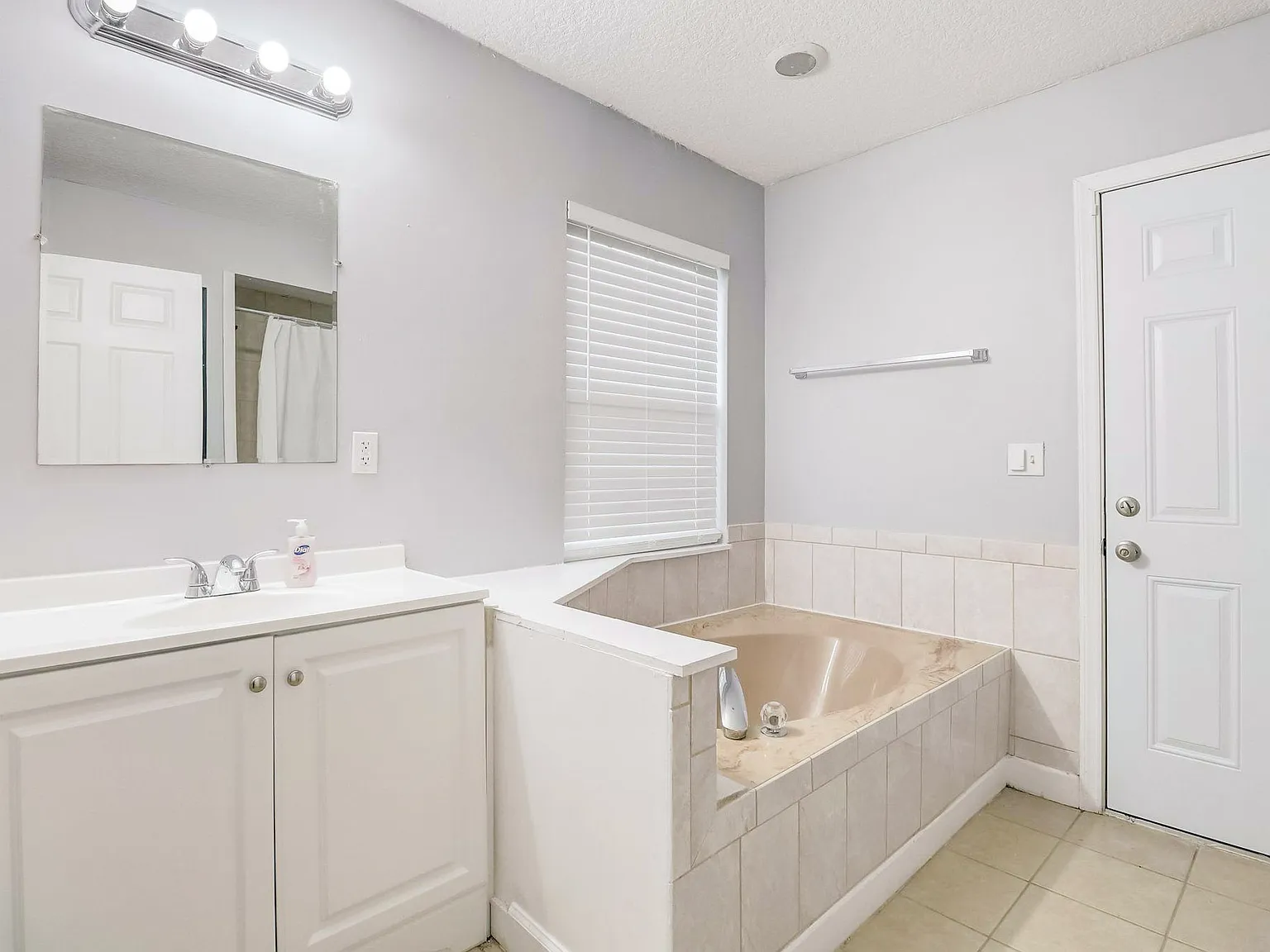 4 bed, 2.0 bath, 1703 sqft, $750 — Photo 3