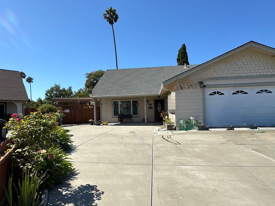 Front enterance and driveway