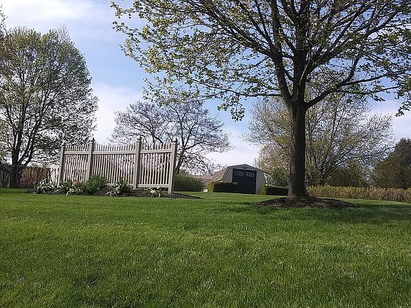 5th image of 12 Hallmark Dr