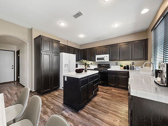 5th image of 4328 Saint Andrews Dr