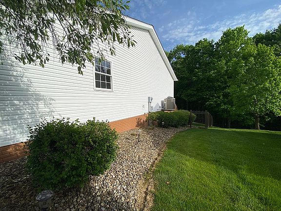 3rd image of 46120 Country Lake Dr