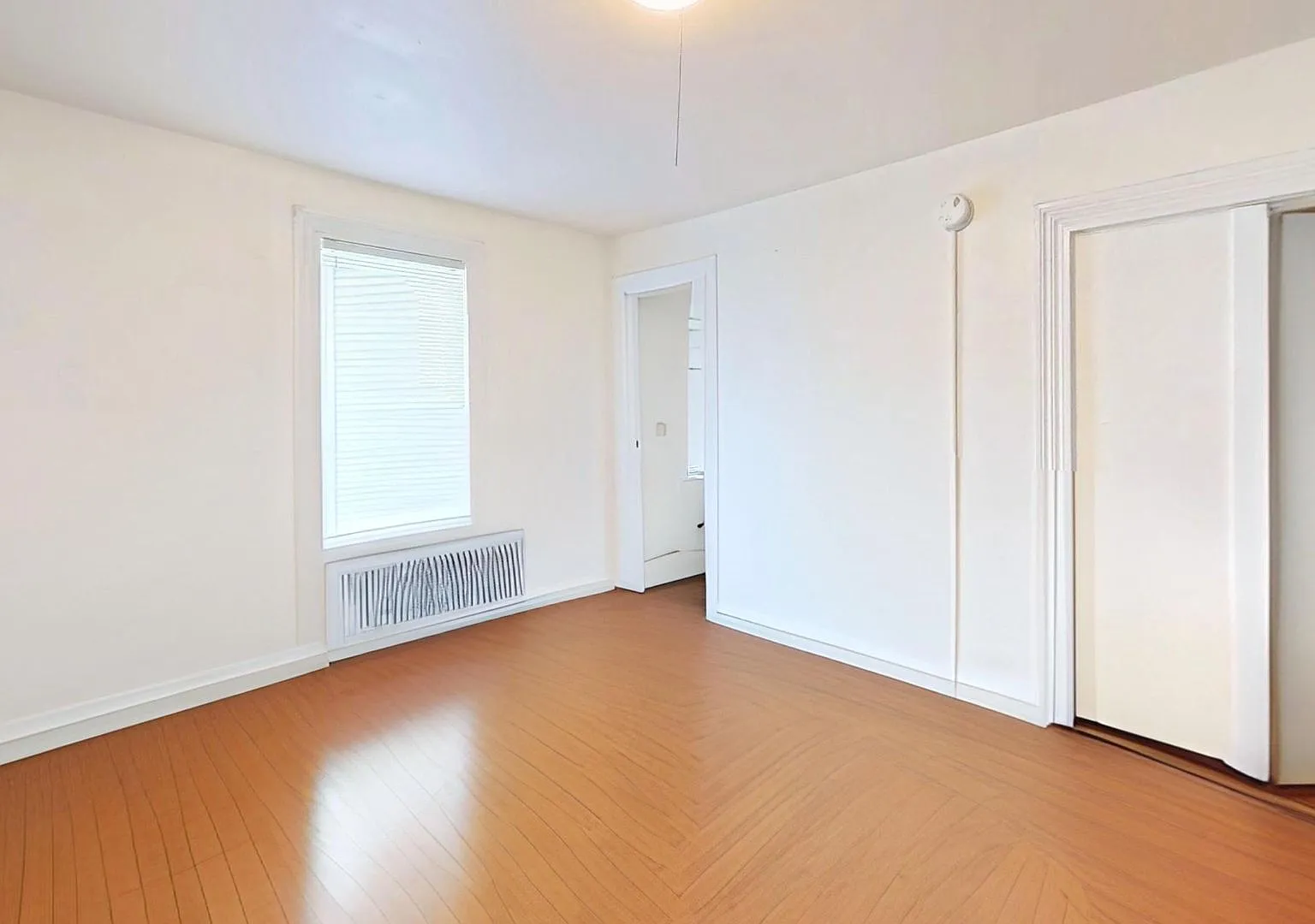 Spacious 5-Bedroom, 4-Bathroom Home 1 Month Free Rent ( 10 Walnut St) — Photo 4
