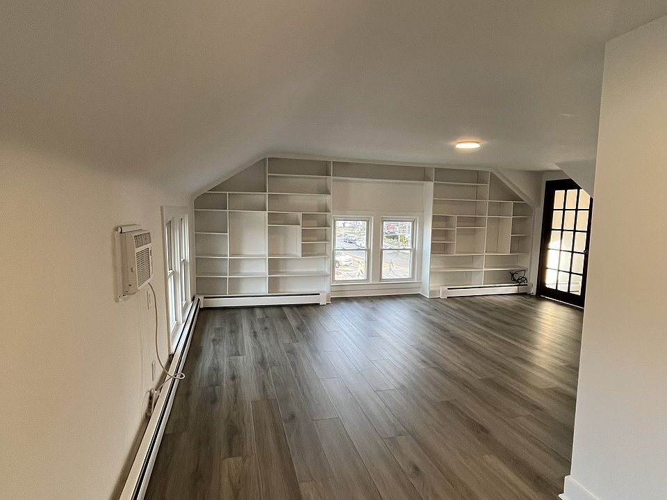 Charming, light-filled 2-bedroom Kerrytown apartment.