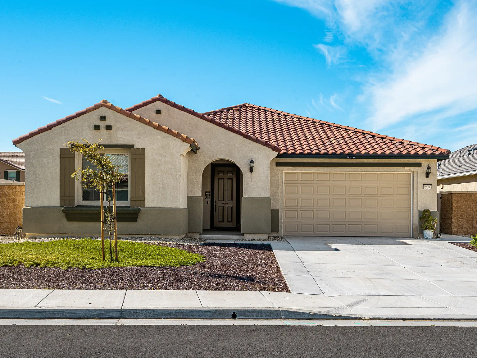 3 bed, 2.5 bath, 2307 sqft, $3,800 — Photo 2