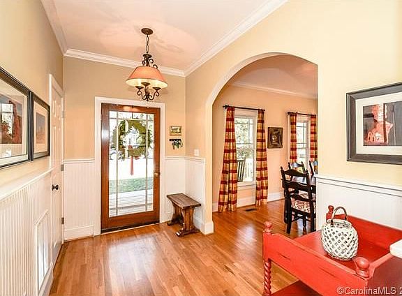 3rd image of 2524 Laburnum Ave