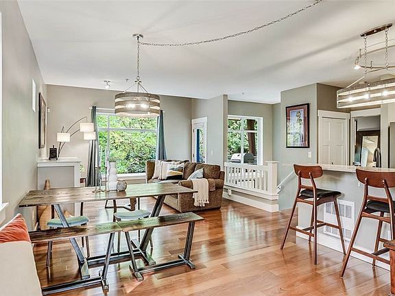 Great open floorplan for easy entertaining and living. 