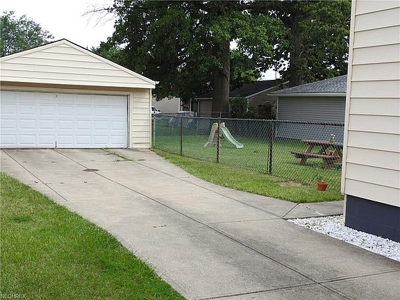 3rd image of 15040 Fayette Blvd