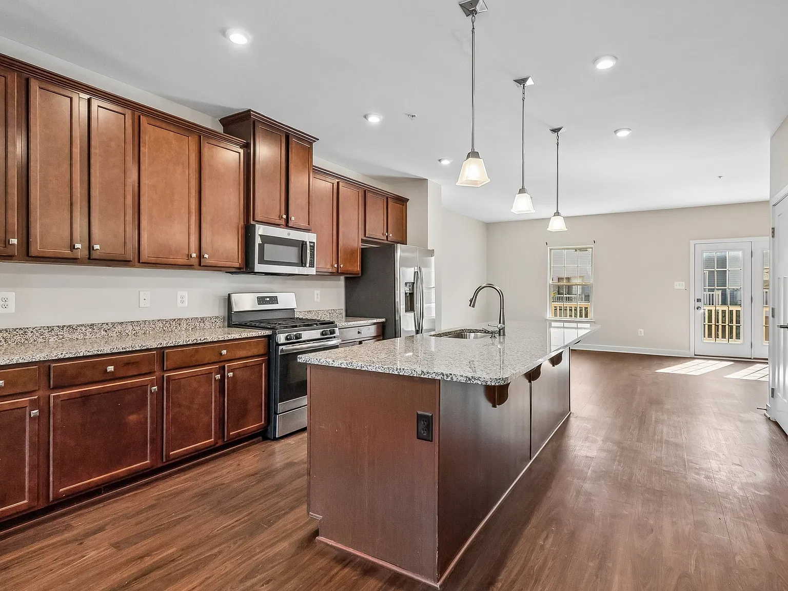 3 bed, 1864 sqft, $3,300 — Photo 3