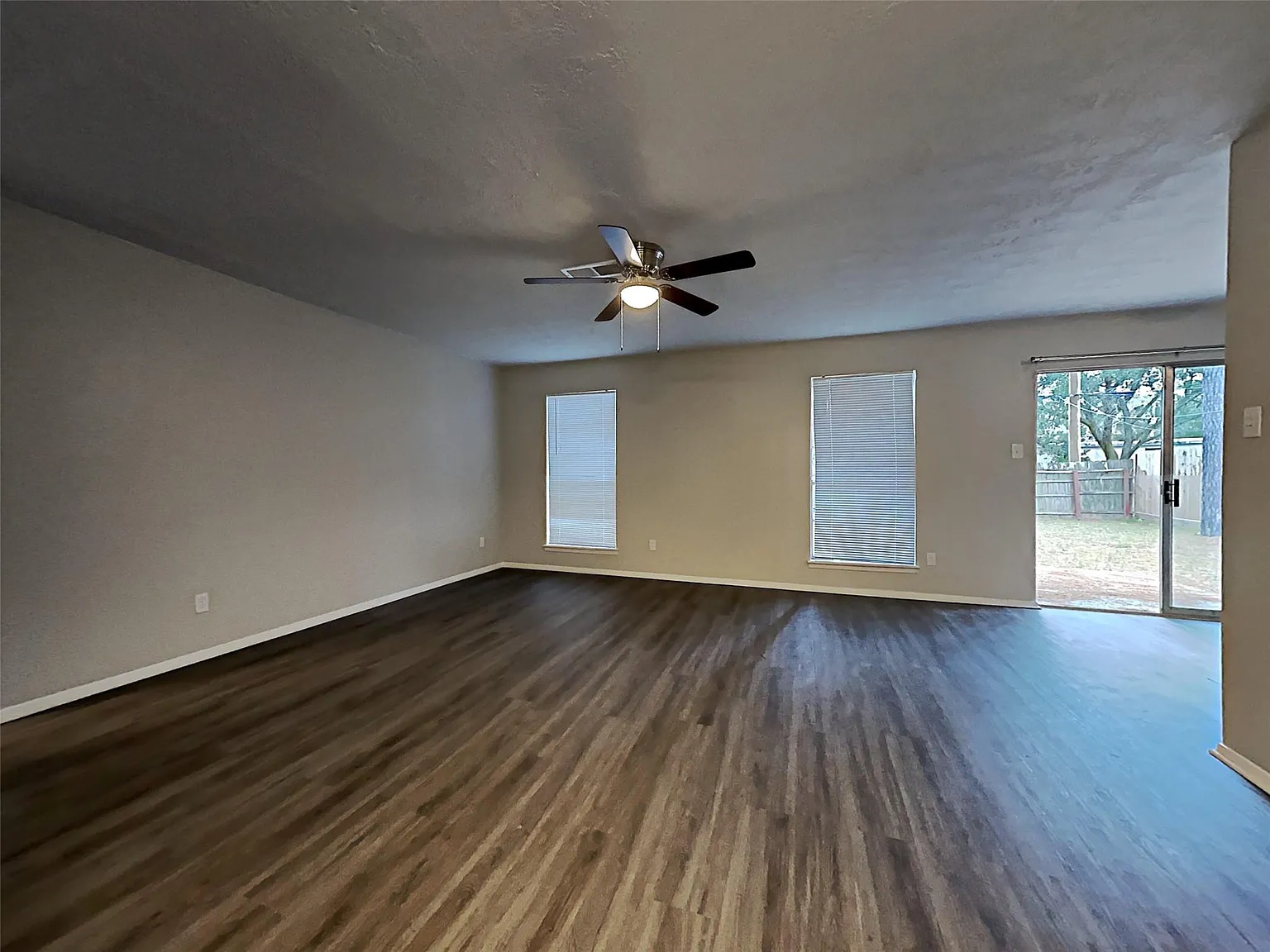 3 bed, 1.5 bath, 1032 sqft, $1,495 — Photo 2