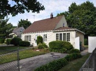 35 Vista Ln, Levittown, NY 11756