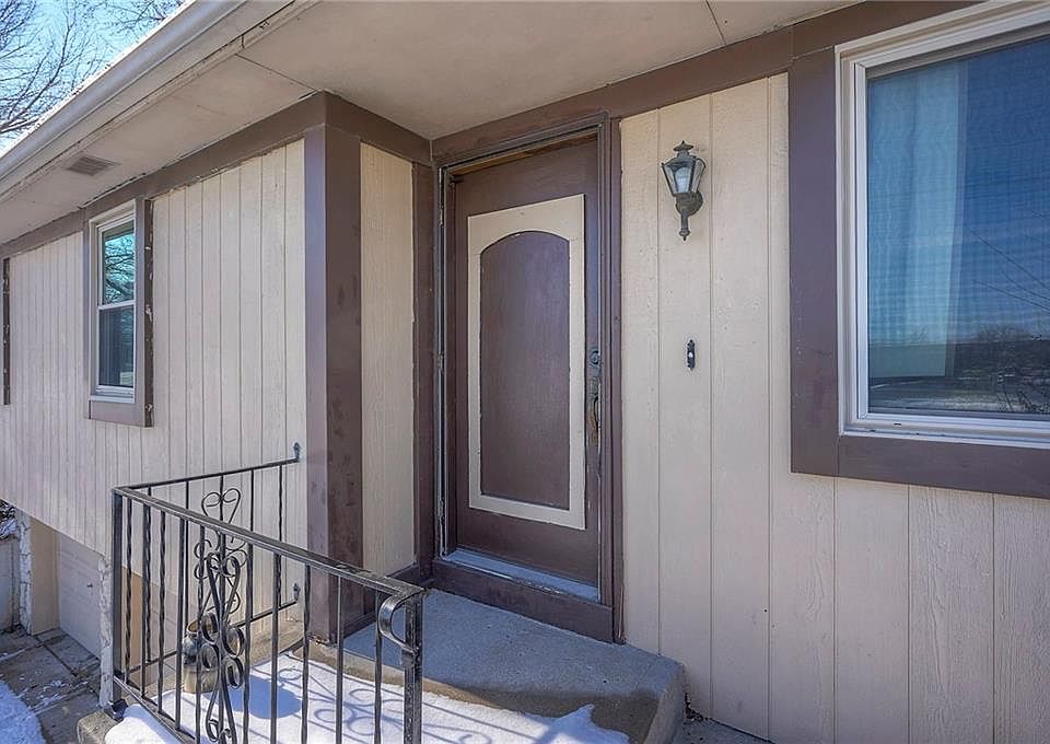 706 S 9th St, Edwardsville, KS 66111 | Zillow